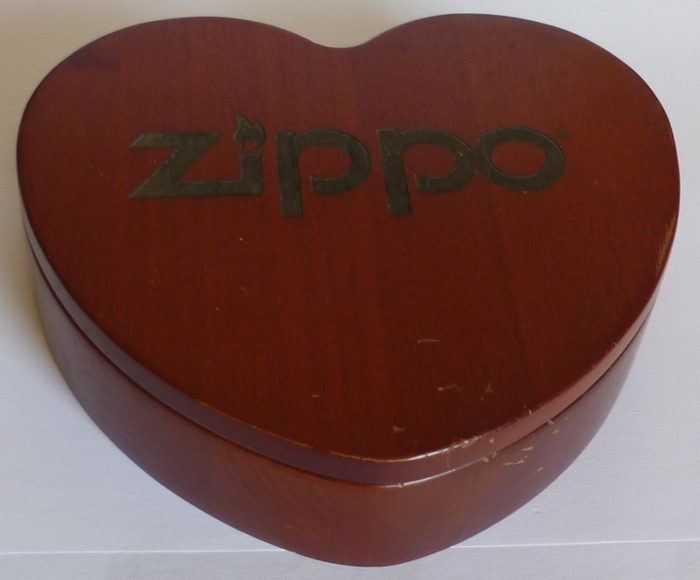Les boites Zippo au fil du temps - Page 3 Zippo-coffret-bois-coeur-2--5262d52