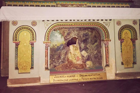 Aude: une musulmane décapite la statue célèbre de l'église Rlc-bas-relief-vandalise-52307ba