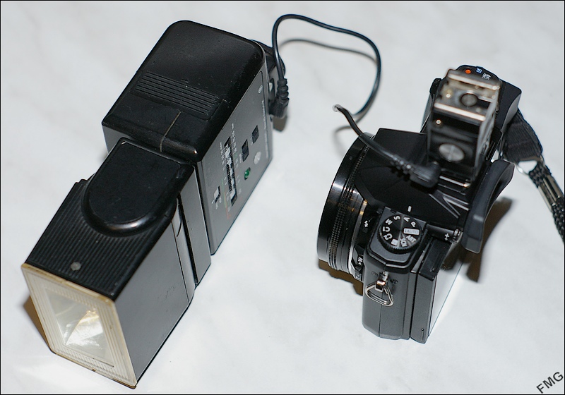 Un antique flash pour la photo macro Imgp5341stylus_flash-braun-4ec704f