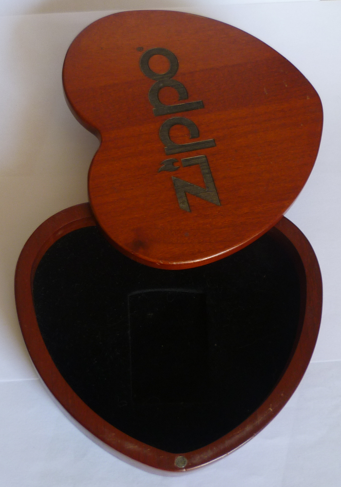 Les boites Zippo au fil du temps - Page 3 Zippo-coffret-bois-coeur-3--5262d54