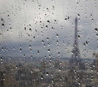 Novembre par tous les temps, le bois dans la cheminée est flambant. - Page 7 Pluie-tour-eiffel-paris-5296147