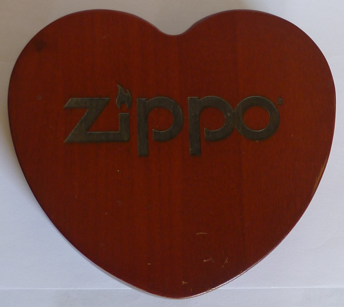 Les boites Zippo au fil du temps - Page 3 Zippo-coffret-bois-coeur-1--5262d50
